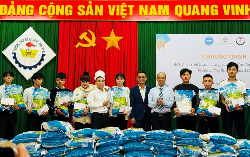 COV/Hoa Kỳ hỗ trợ học sinh bị ảnh hưởng bởi bão, lũ tại Đắk Lắk COV/Hoa Kỳ hỗ trợ học sinh bị ảnh hưởng bởi bão, lũ tại Đắk Lắk