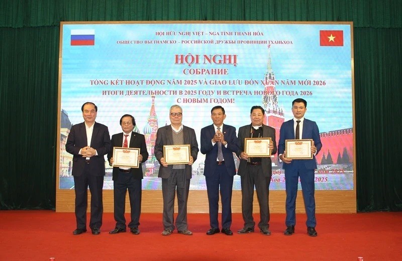 The Viet Nam-Russia Friendship Association of Thanh Hoa province presents Certificates of Commendation to five sub-branches for their active contributions to Viet Nam-Russia people-to-people diplomacy in 2025. (Photo: Thanh Hoa Newspaper) The Viet Nam-Russia Friendship Association of Thanh Hoa province presents Certificates of Commendation to five sub-branches for their active contributions to Viet Nam-Russia people-to-people diplomacy in 2025. (Photo: Thanh Hoa Newspaper)