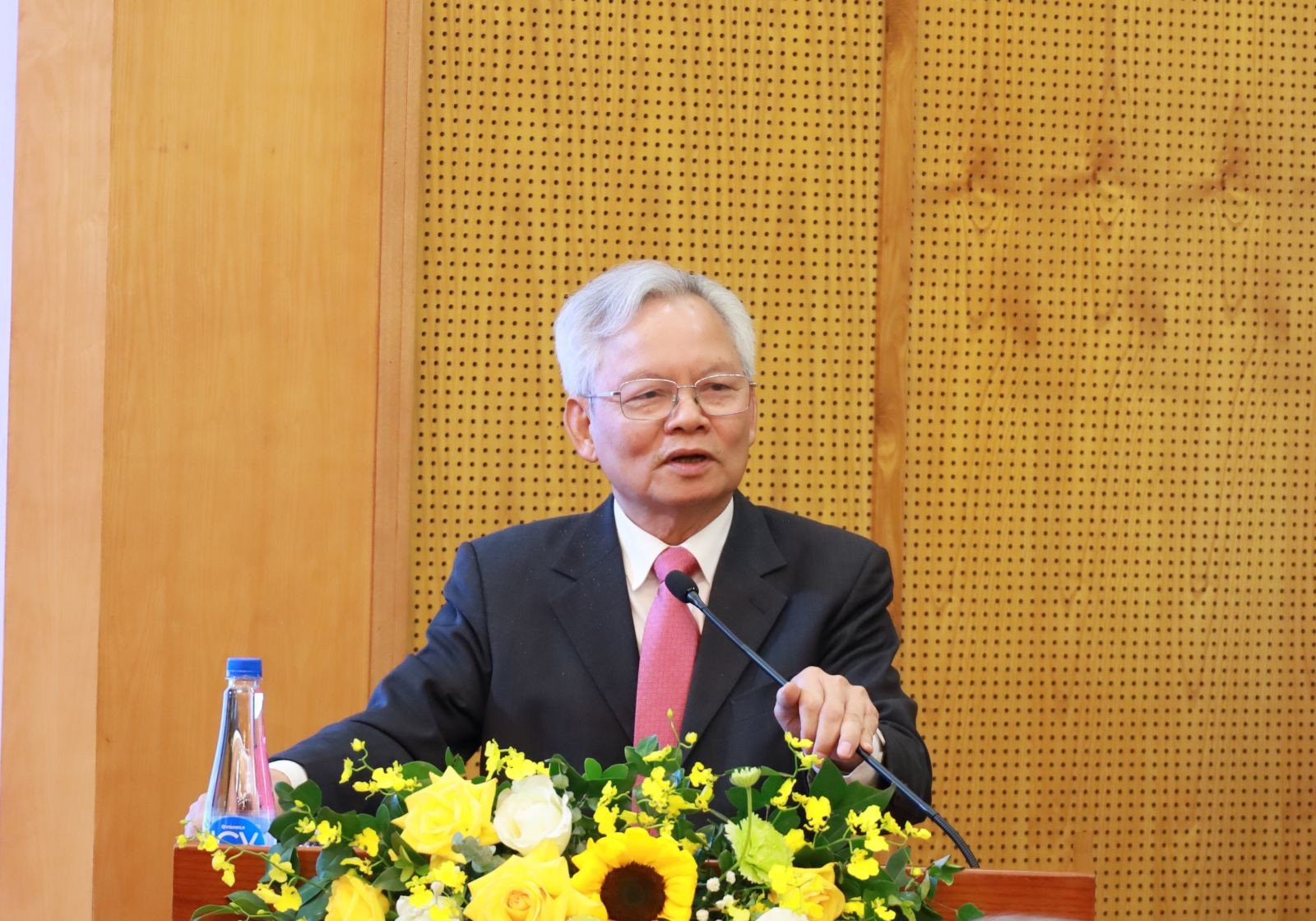 GS.TS Tạ Ngọc Tấn, nguyên Uỷ viên Trung ương Đảng, Phó Chủ tịch thường trực Hội đồng Lý luận Trung ương, Tổ phó thường trực Tổ Biên tập Văn kiện Đại hội XIV báo cáo chuyên đề tại Hội nghị. GS.TS Tạ Ngọc Tấn, nguyên Uỷ viên Trung ương Đảng, Phó Chủ tịch thường trực Hội đồng Lý luận Trung ương, Tổ phó thường trực Tổ Biên tập Văn kiện Đại hội XIV báo cáo chuyên đề tại Hội nghị.