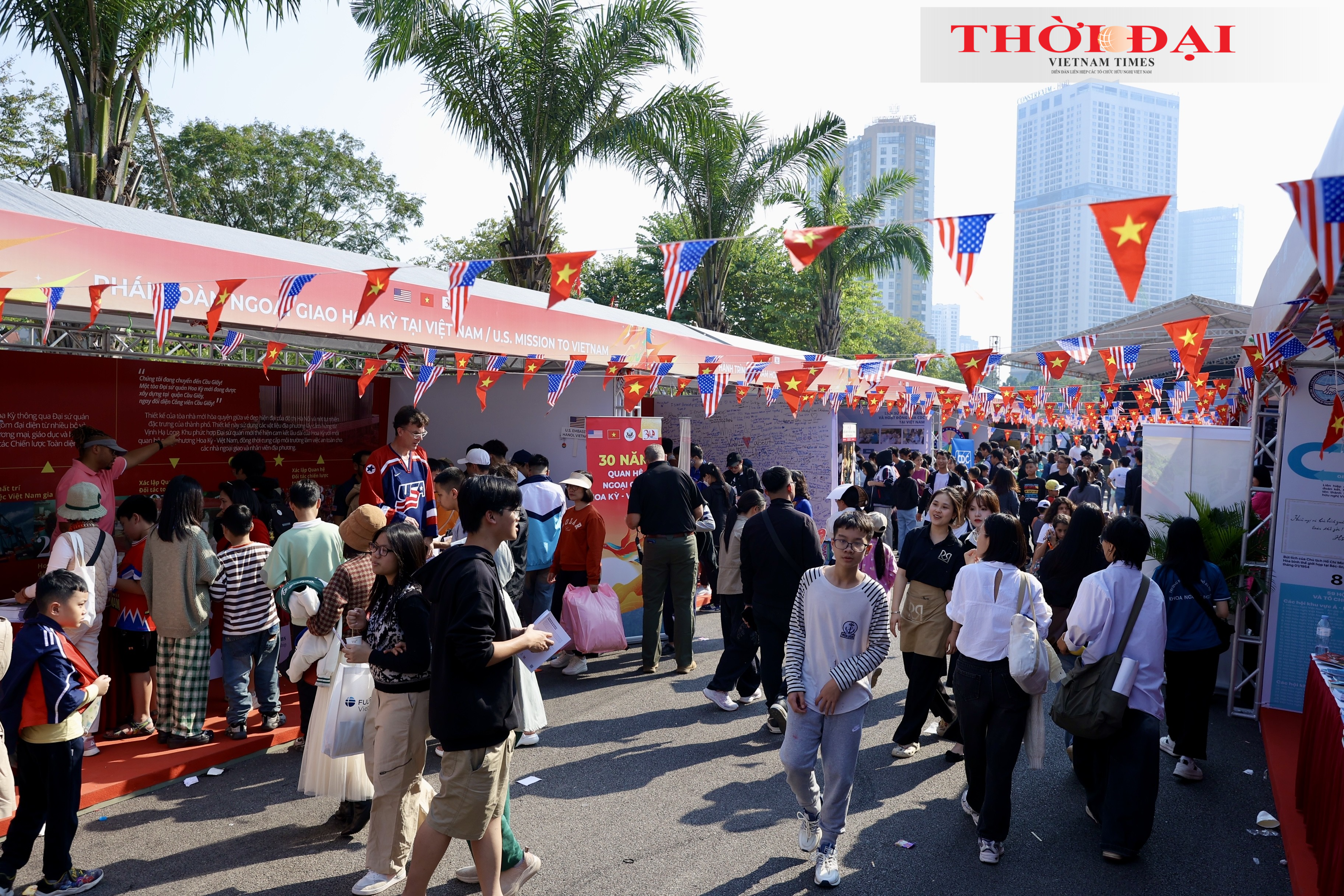 Chương trình Giao lưu hữu nghị Việt Nam - Hoa Kỳ tại Công viên Cầu Giấy (Hà Nội) thu hút đông đảo người dân và bạn bè quốc tế đến trải nghiệm văn hóa, ẩm thực và sản phẩm hai nước. (Ảnh: Đinh Hòa)