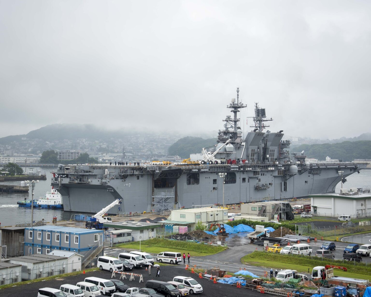 Tàu USS Robert Smalls và tàu USS Tripoli (LHA 7) mang theo gần 2.300 thủy thủ và thủy quân lục chiến Hoa Kỳ cập cảng Đà Nẵng ngày 08/12/2025.