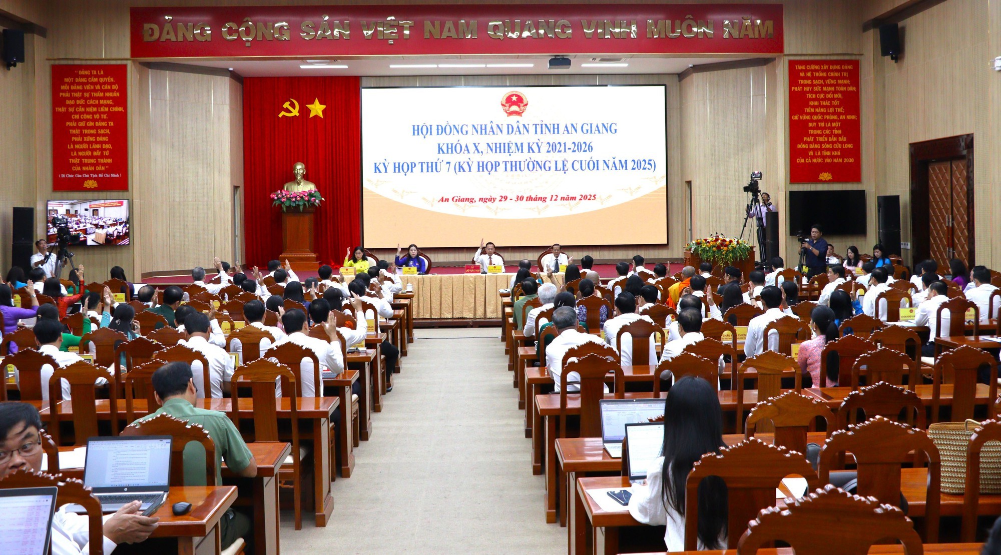 Tổng lượt khách du lịch năm 2025 ước đạt trên 24 triệu lượt, trong đó khách quốc tế trên 1,9 triệu lượt; tổng doanh thu đạt khoảng 67.684 tỷ đồng - Ảnh: VGP