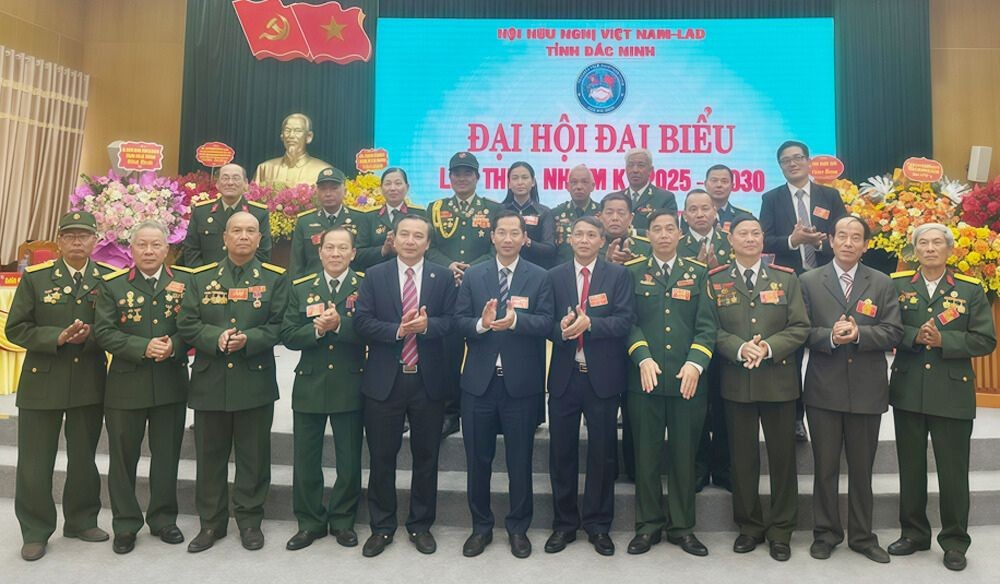Các đại biểu chúc mừng Ban Chấp hành Hội hữu nghị Việt Nam - Lào tỉnh Bắc Ninh khóa I, nhiệm kỳ 2025-2030. (Ảnh: baobacninhtv.vn)