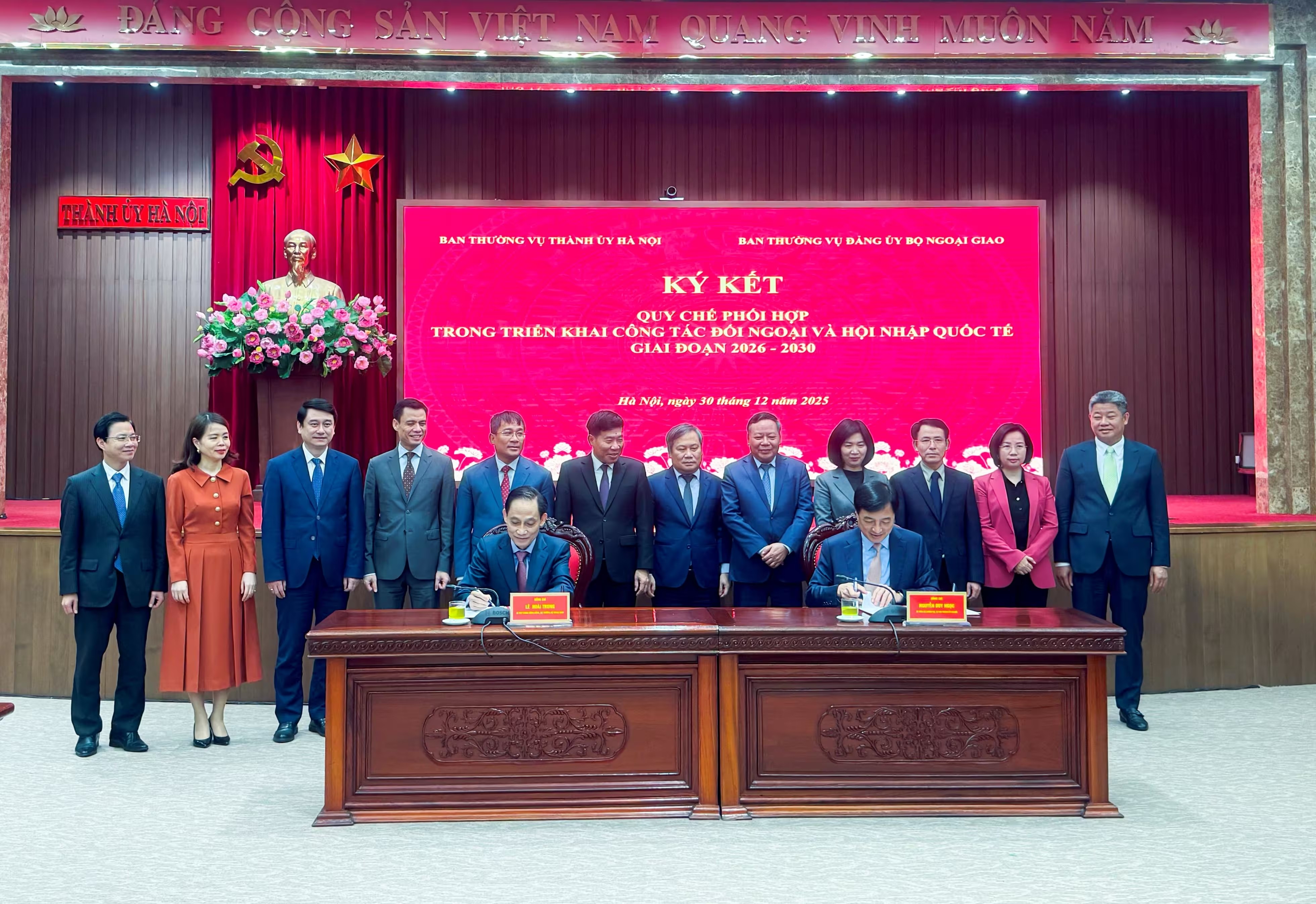 Bộ trưởng Ngoại giao Lê Hoài Trung và Bí thư Thành ủy Nguyễn Duy Ngọc đã ký Quy chế phối hợp trong triển khai công tác đối ngoại và hội nhập quốc tế. (Ảnh: Bộ Ngoại giao)