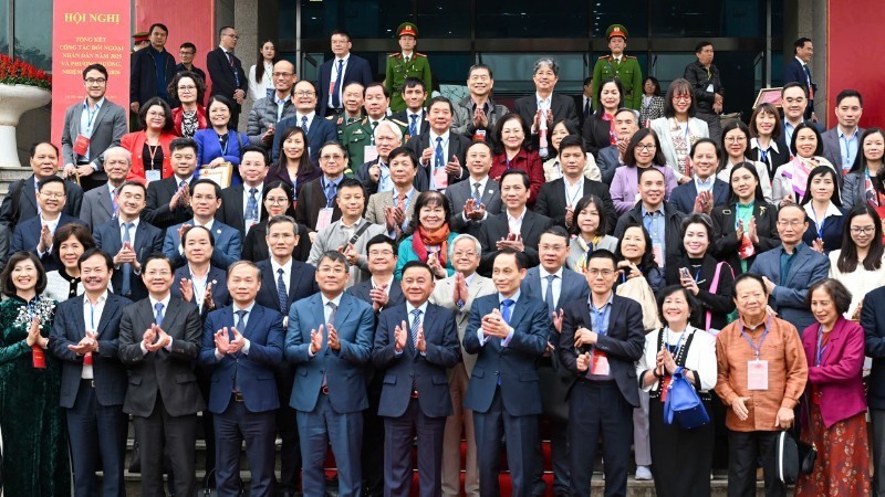 Standing Member of the Secretariat Tran Cam Tu together with leaders and delegates attending the conference. (Photo: People’s Newspaper). Standing Member of the Secretariat Tran Cam Tu together with leaders and delegates attending the conference. (Photo: People’s Newspaper).