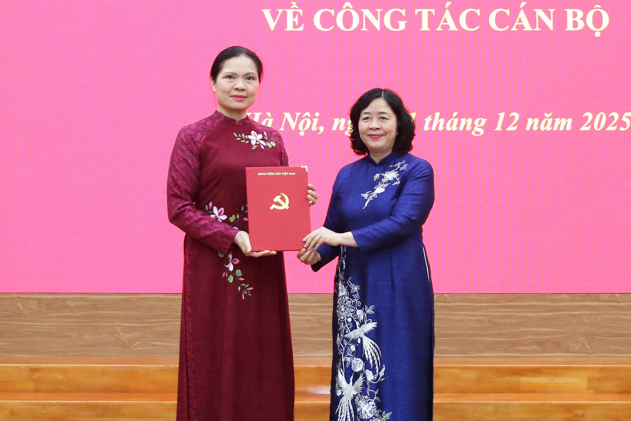 Bùi Thị Minh Hoài, Ủy viên Bộ Chính trị, Bí thư Trung ương Đảng, Bí thư Đảng ủy MTTQ, các đoàn thể Trung ương, Chủ tịch Ủy ban Trung ương MTTQ Việt Nam trao Quyết định cho đồng chí Hà Thị Nga 