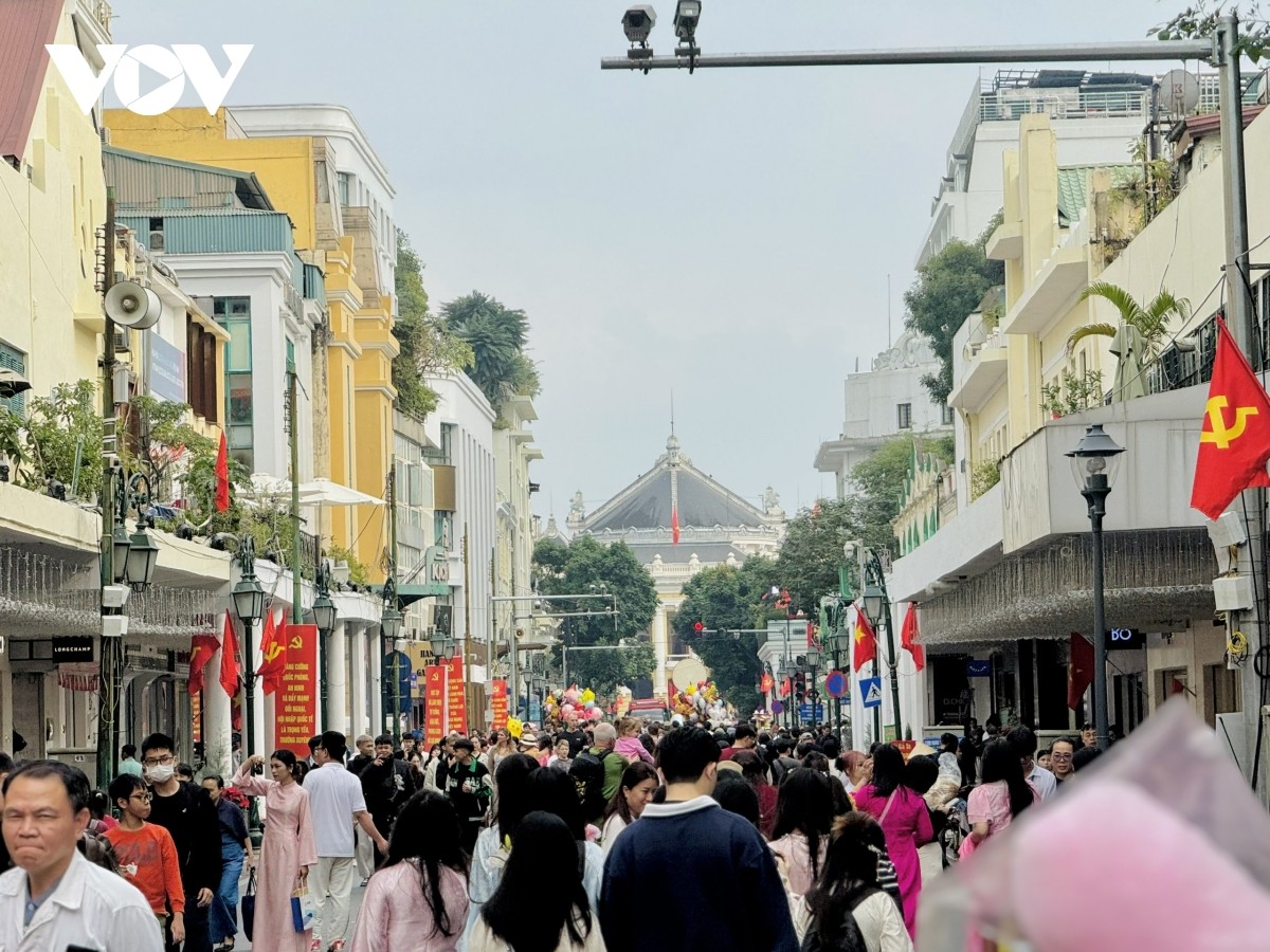 Tuyến phố Tràng Tiền đông vui nhộn nhịp. Tuyến phố Tràng Tiền đông vui nhộn nhịp.