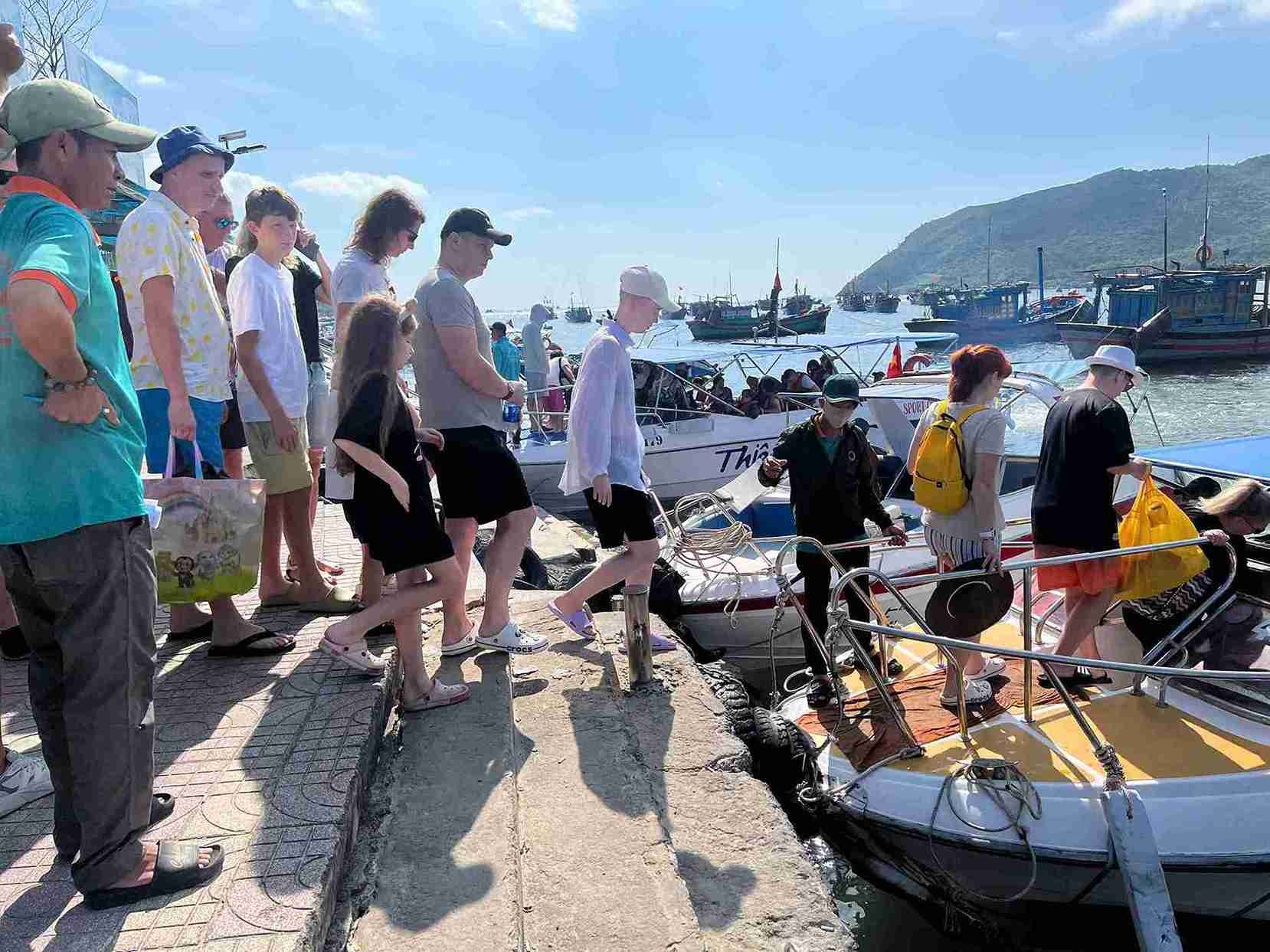Bến tàu du lịch Nha Trang phục vụ hơn 3.500 lượt khách mỗi ngày. (Ảnh: Báo Lao động) Bến tàu du lịch Nha Trang phục vụ hơn 3.500 lượt khách mỗi ngày. (Ảnh: Báo Lao động)