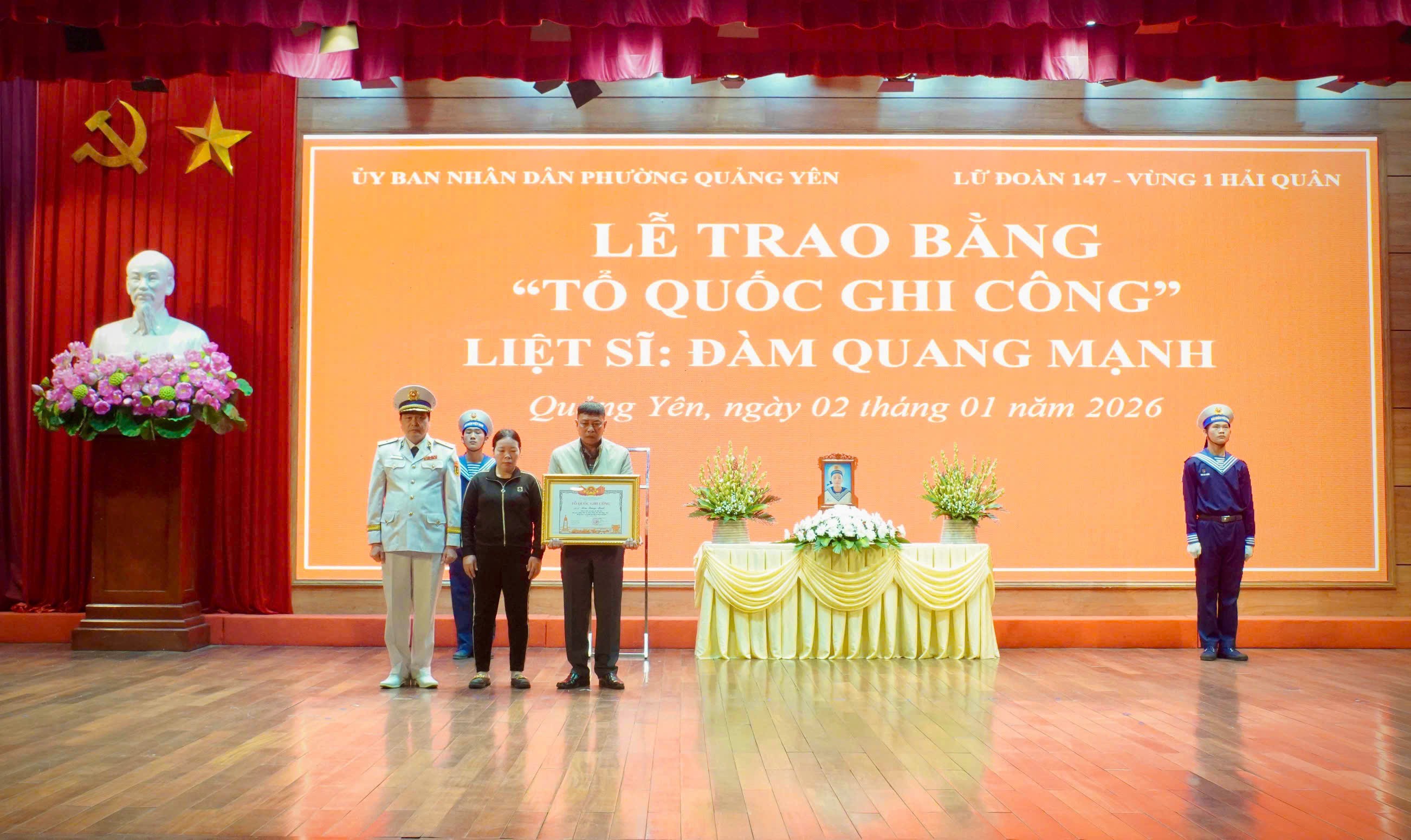 Đồng chí Tư lệnh Vùng trao Bằng “Tổ quốc ghi công” tới thân nhân gia đình liệt sĩ Đồng chí Tư lệnh Vùng trao Bằng “Tổ quốc ghi công” tới thân nhân gia đình liệt sĩ