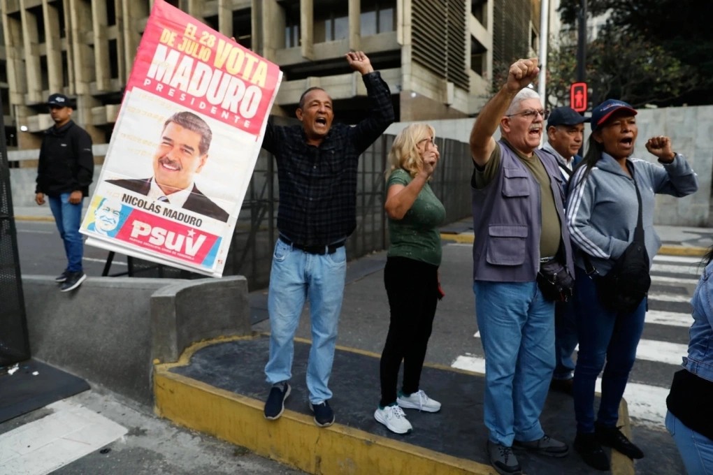 Người biểu tình hô khẩu hiệu ủng hộ Tổng thống Venezuela Maduro, yêu cầu Mỹ trả tự do cho lãnh đạo đất nước, tại thủ đô Caracas của Venezuela ngày 03/01. Ảnh: AP