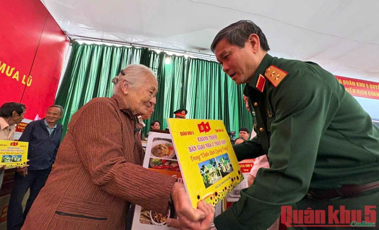 Quân khu 5 phối hợp Ủy ban nhân dân tỉnh Đắk Lắk khánh thành, bàn giao nhà cho người dân vùng lũ tại thôn Phú Hữu, Xã Hòa Thịnh (Đắk Lắk) Quân khu 5 phối hợp Ủy ban nhân dân tỉnh Đắk Lắk khánh thành, bàn giao nhà cho người dân vùng lũ tại thôn Phú Hữu, Xã Hòa Thịnh (Đắk Lắk)