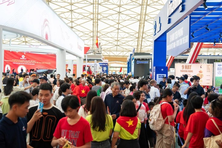 Triển lãm Thành tựu đất nước thu hút rất đông người xem, đặc biệt là Nhà triển lãm Kim Quy. (Ảnh: Báo Tuổi trẻ)