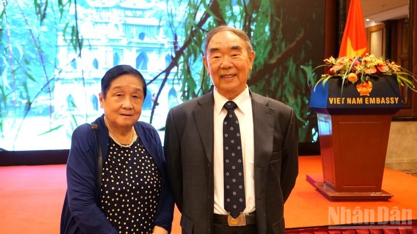 Giáo sư Cốc Nguyên Dương (bên phải) và phu nhân tại lễ kỷ niệm 77 năm Quốc khánh Việt Nam tại Bắc Kinh, Trung Quốc. Giáo sư Cốc Nguyên Dương (bên phải) và phu nhân tại lễ kỷ niệm 77 năm Quốc khánh Việt Nam tại Bắc Kinh, Trung Quốc.