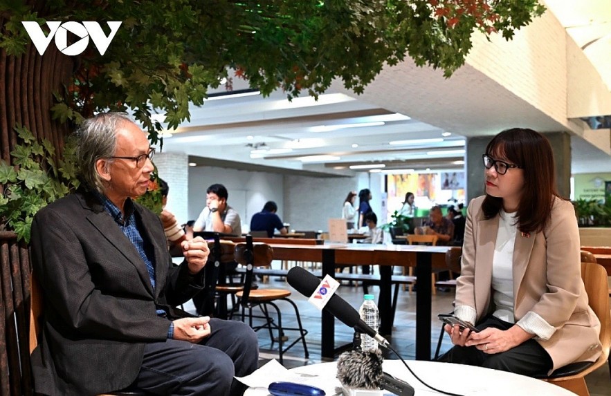 Thai scholar Kavi Chongkittavorn (L) in an interview granted to a Bangkok-based VOV correspondent.