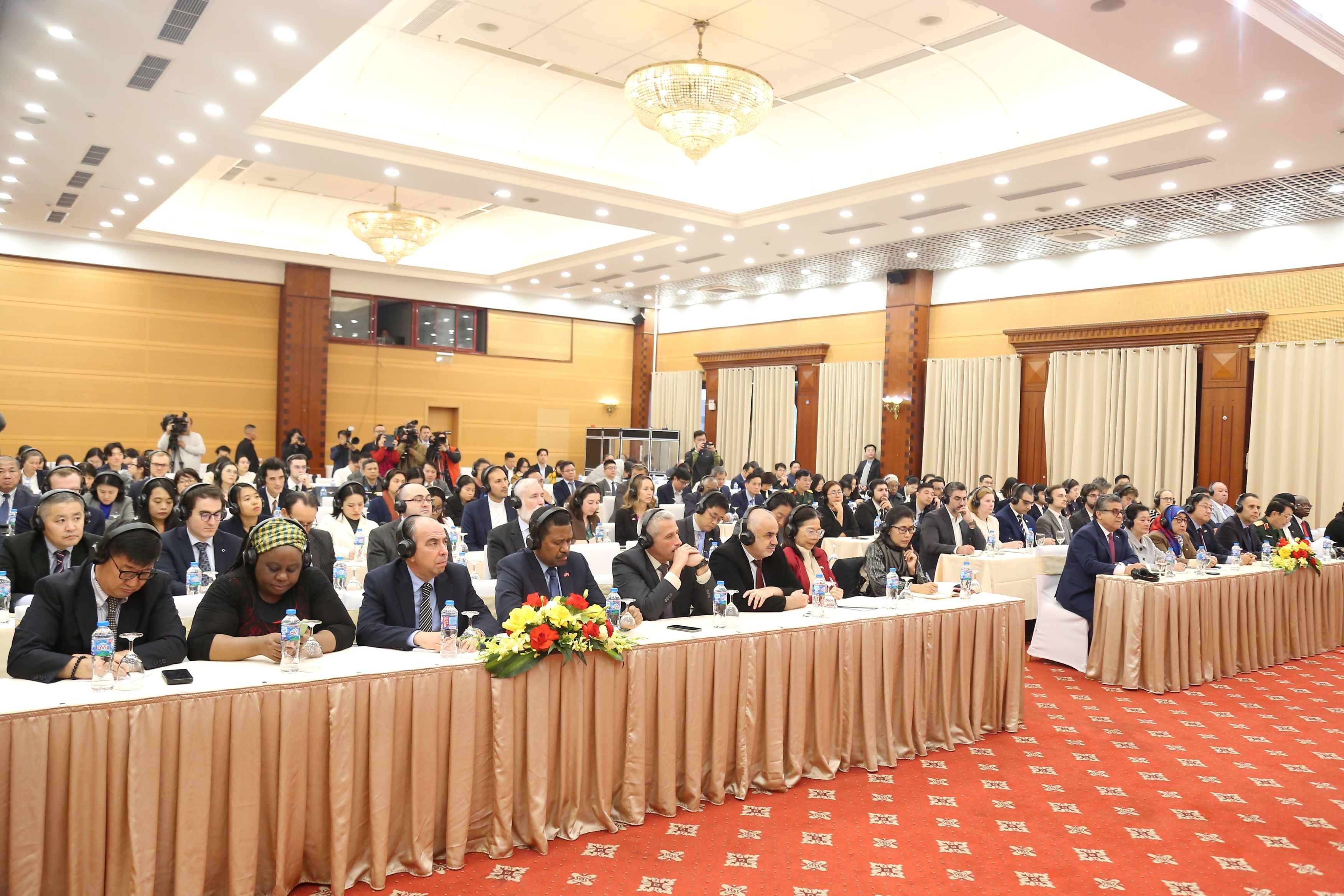 Đại biểu đại diện các cơ quan ngoại giao, các Tổ chức quốc tế tham dự. Đại biểu đại diện các cơ quan ngoại giao, các Tổ chức quốc tế tham dự.