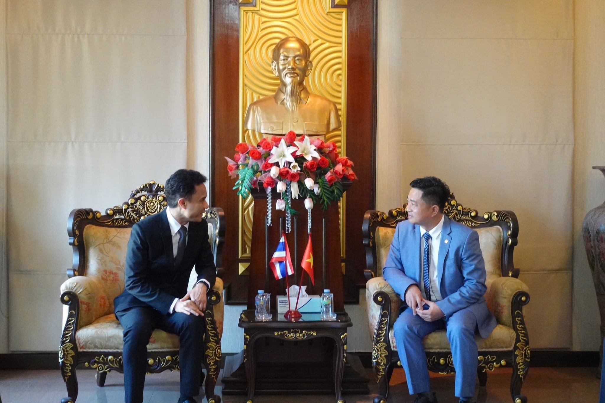 Tổng Lãnh sự Việt Nam tại Khỏn Kèn Đinh Hoàng Linh vừa tiếp lãnh đạo Đại học Khỏn Kèn. (Ảnh: Tổng Lãnh sự quán Việt Nam tại Khỏn Kèn)