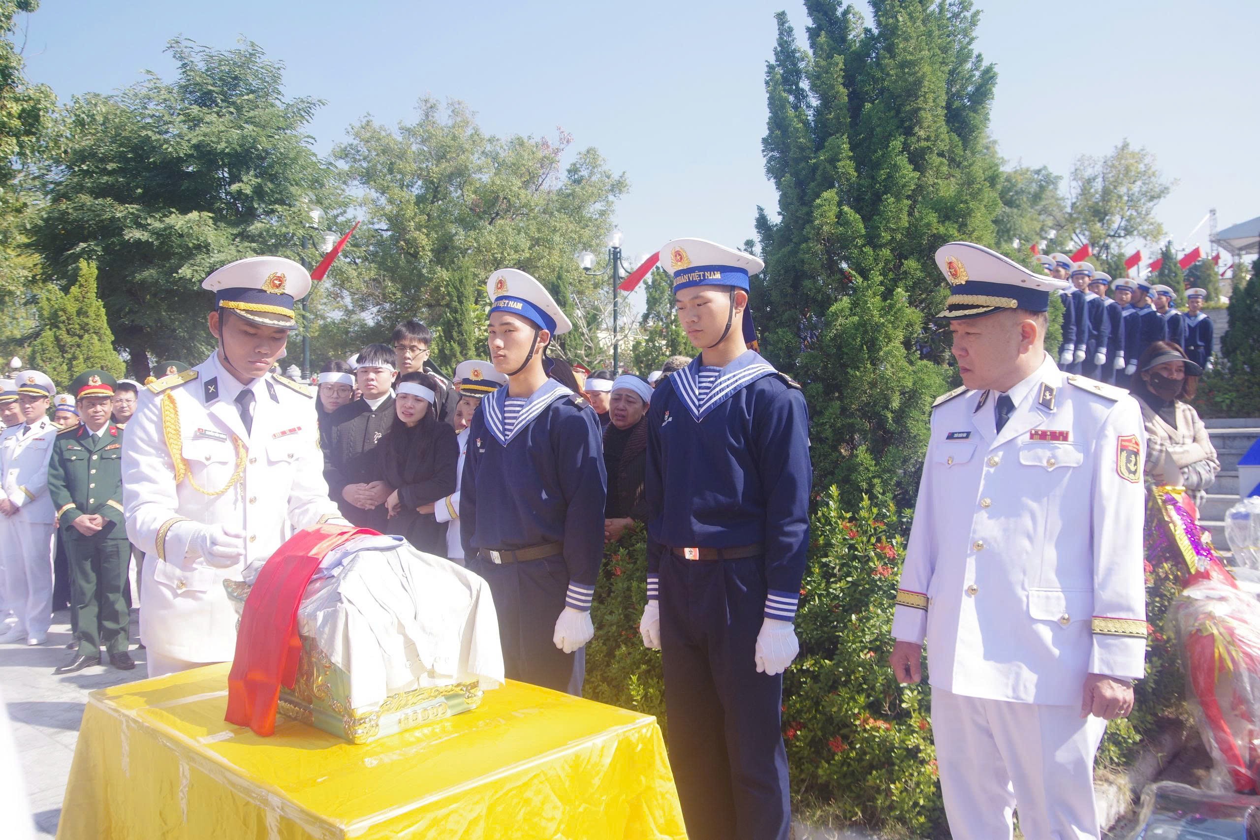 Trao Bằng Tổ quốc ghi công liệt sĩ Phạm Văn Tuân hy sinh tại Trường Sa Trao Bằng Tổ quốc ghi công liệt sĩ Phạm Văn Tuân hy sinh tại Trường Sa