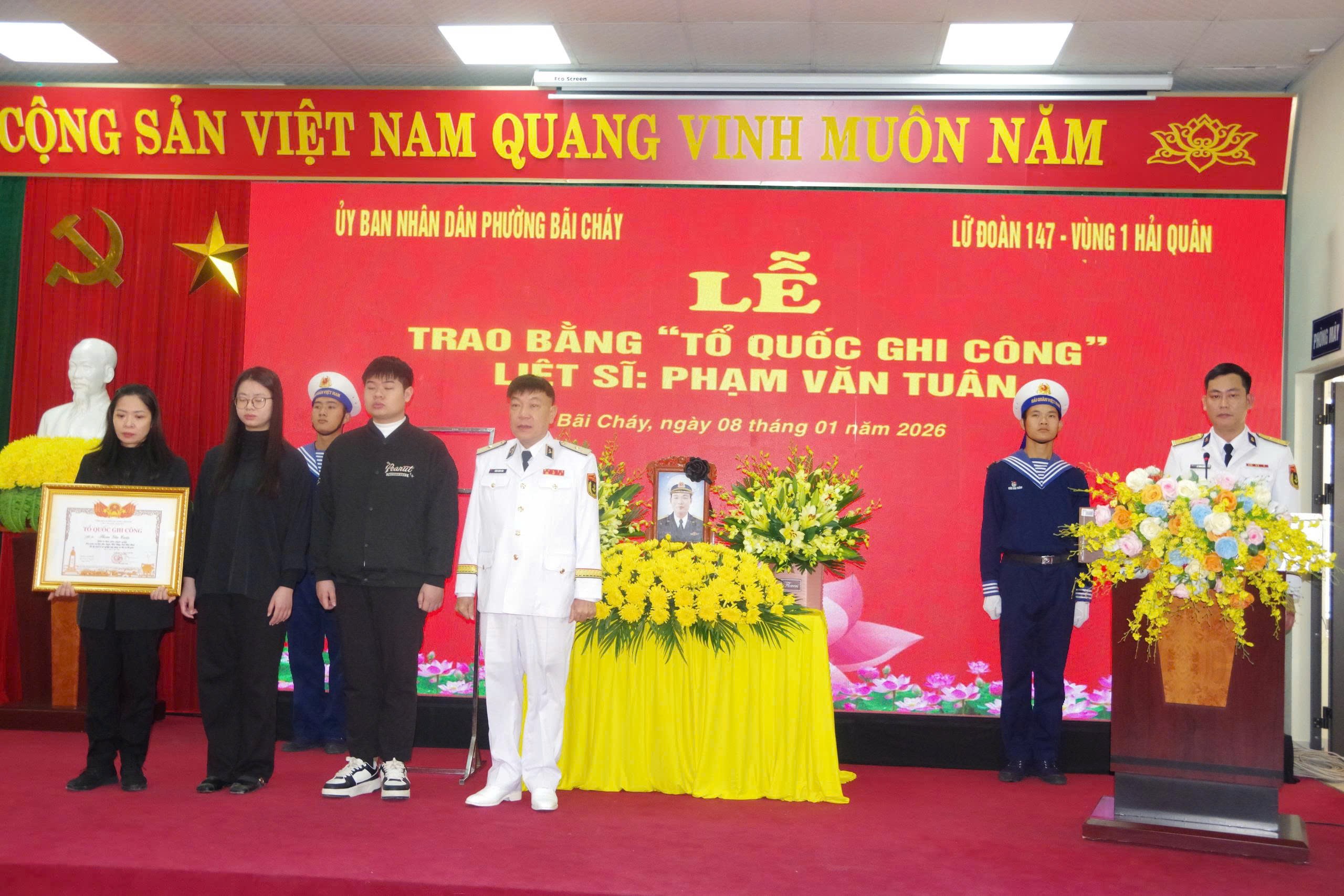 Trao Bằng Tổ quốc ghi công liệt sĩ Phạm Văn Tuân hy sinh tại Trường Sa Trao Bằng Tổ quốc ghi công liệt sĩ Phạm Văn Tuân hy sinh tại Trường Sa