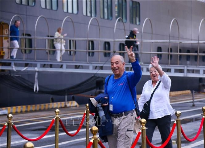International tourists are excited upon disembarking from a cruise ship in Da Nang. (Photo: Tran Le Lam/VNA). International tourists are excited upon disembarking from a cruise ship in Da Nang. (Photo: Tran Le Lam/VNA).