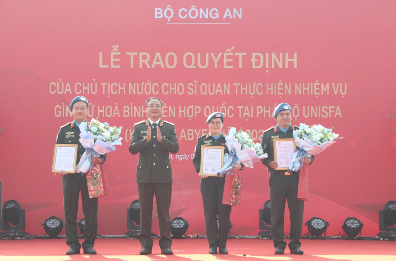 Ba sĩ quan Công an nhân dân chuẩn bị lên đường làm nhiệm vụ gìn giữ hòa bình Liên hợp quốc Trao quyết định cử sĩ quan Công an nhân dân làm nhiệm vụ gìn giữ hòa bình Liên hợp quốc