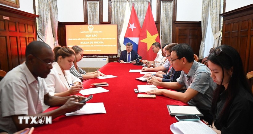 Đại sứ Việt Nam tại Cuba Lê Quang Long thông tin về Đại hội Đảng Cộng sản Việt Nam lần thứ XIV tới các cơ quan báo chí và truyền thông Cuba. (Ảnh: TTXVN)