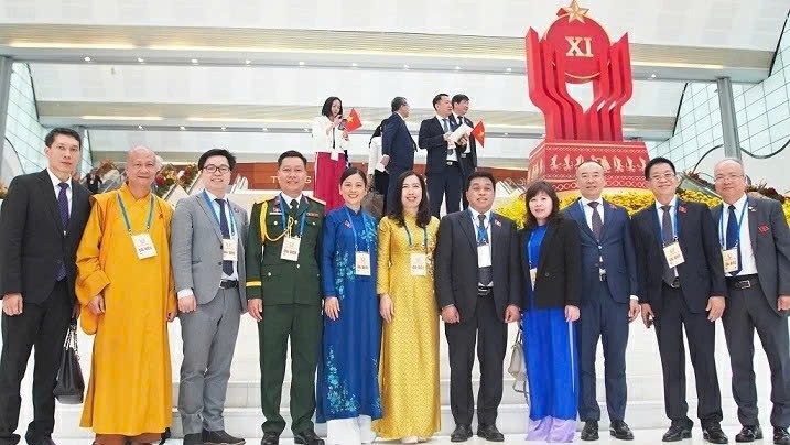 Thứ trưởng Bộ Ngoại giao Lê Thị Thu Hằng chụp ảnh với đoàn kiều bào tiêu biểu về dự Đại hội Thi đua yêu nước toàn quốc lần thứ XI, ngày 27/12/2025. (Ảnh: NVCC) Thứ trưởng Bộ Ngoại giao Lê Thị Thu Hằng chụp ảnh với đoàn kiều bào tiêu biểu về dự Đại hội Thi đua yêu nước toàn quốc lần thứ XI, ngày 27/12/2025. (Ảnh: NVCC)