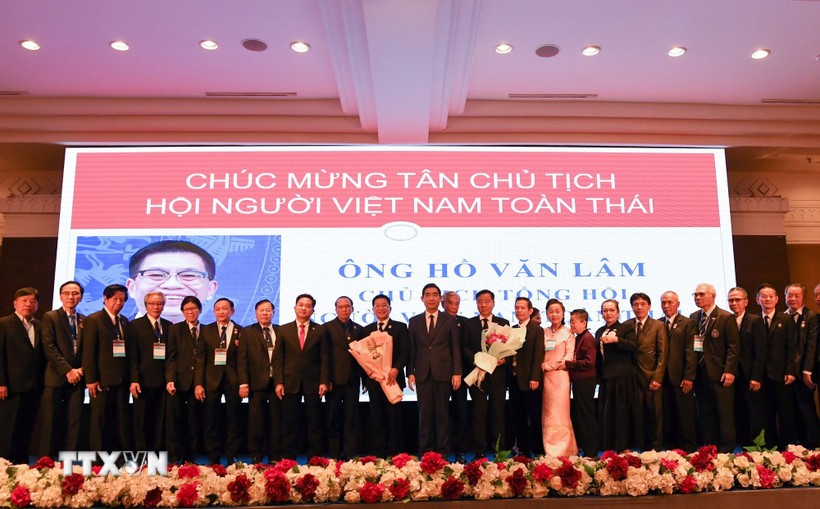 Ban chấp hành Hội người Việt Nam toàn Thái Lan nhiệm kỳ 2026-2028. (Ảnh: Đỗ Sinh/TTXVN) Ban chấp hành Hội người Việt Nam toàn Thái Lan nhiệm kỳ 2026-2028. (Ảnh: Đỗ Sinh/TTXVN)