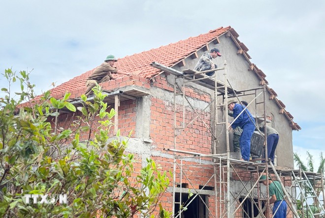 Many houses in the flood-hit area of Hoa Thinh commune (Dak Lak province) gradually took shape following the construction and repair efforts of military forces. (Photo: Tuong Quan/VNA) Many houses in the flood-hit area of Hoa Thinh commune (Dak Lak province) gradually took shape following the construction and repair efforts of military forces. (Photo: Tuong Quan/VNA)