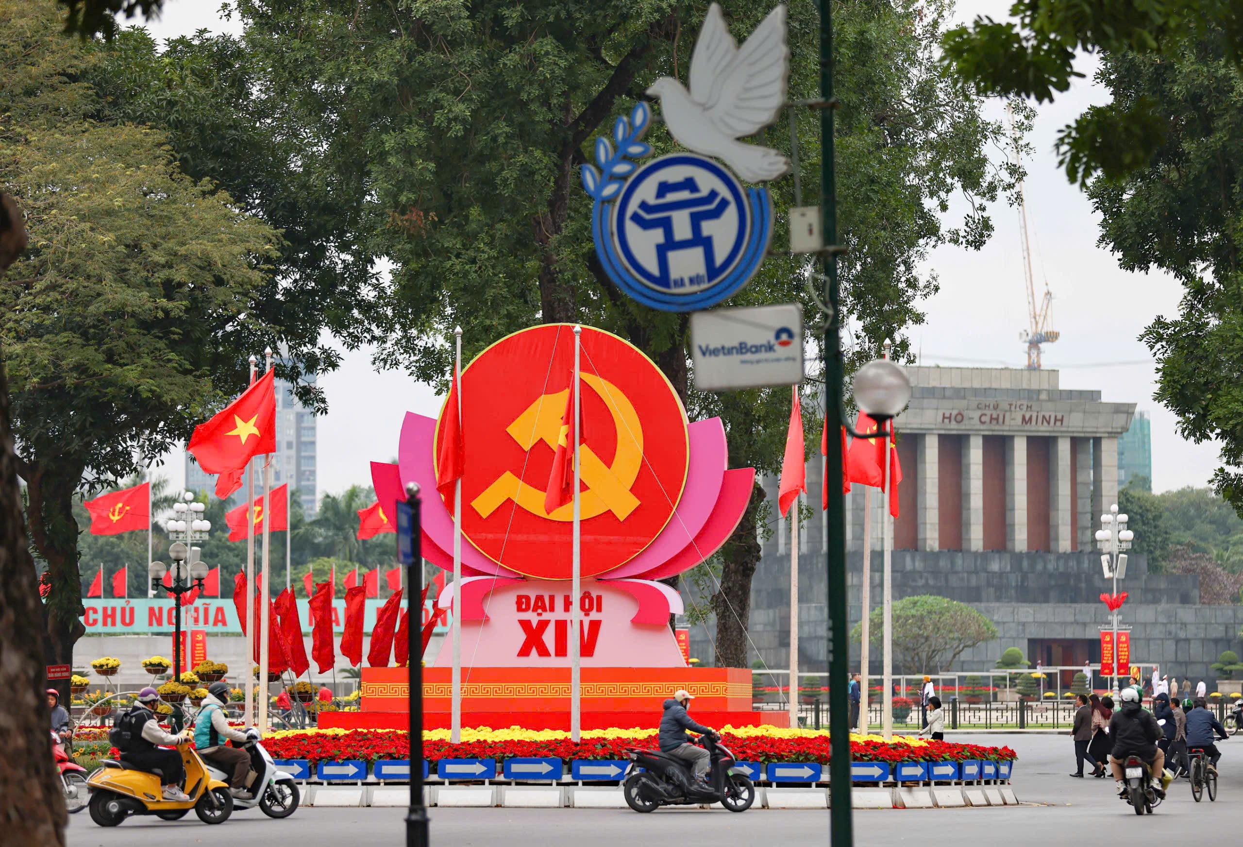Hà Nội rực rỡ cờ hoa chào mừng Đại hội XIV của Đảng