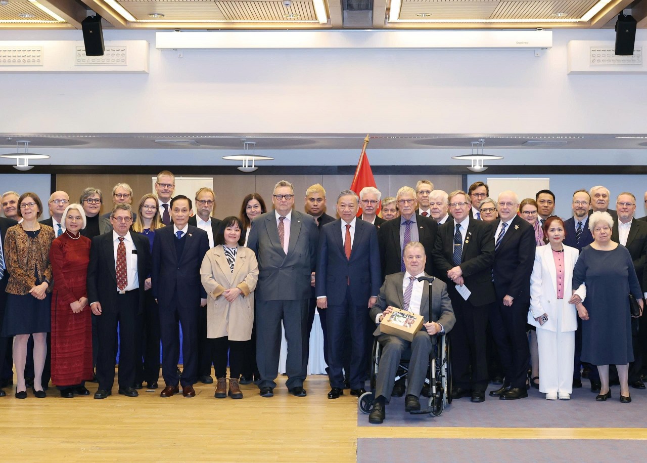 Dr. Keijo Varis (front row, fourth from the right) attends a reception hosted by General Secretary To Lam with representatives of the Finland–Vietnam Friendship Association and a group of Finnish experts who have participated in support projects in Vietnam, on October 22 in Helsinki (Finland). (Photo: Thong Nhat/VNA) Dr. Keijo Varis (front row, fourth from the right) attends a reception hosted by General Secretary To Lam with representatives of the Finland–Vietnam Friendship Association and a group of Finnish experts who have participated in support projects in Vietnam, on October 22 in Helsinki (Finland). (Photo: Thong Nhat/VNA)