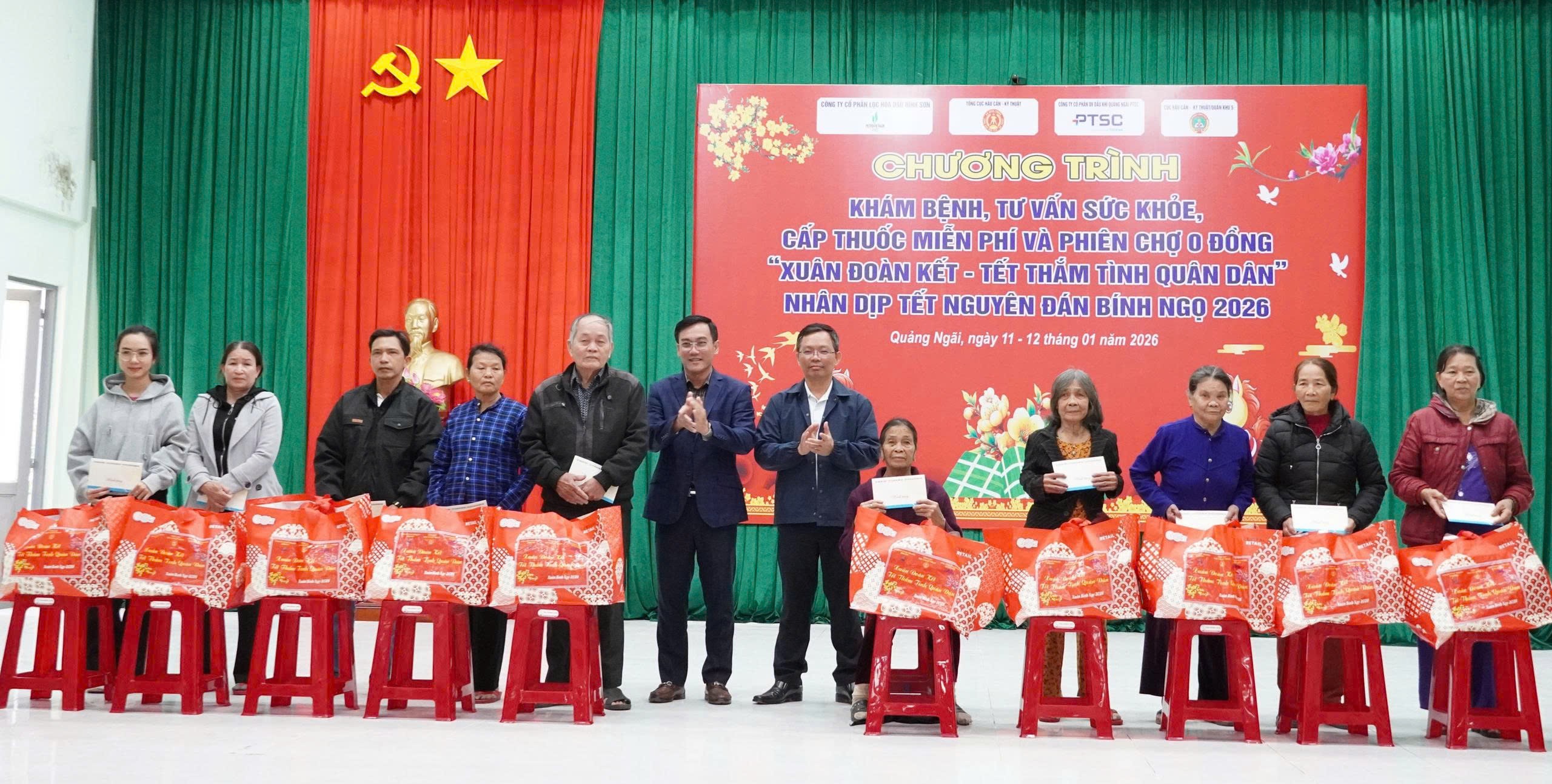 Những suất quà nghĩa tình từ chương trình “Phiên chợ 0 đồng” do BSR đồng hành tài trợ được trao đến các hộ dân có hoàn cảnh khó khăn tại xã Vạn Tường.