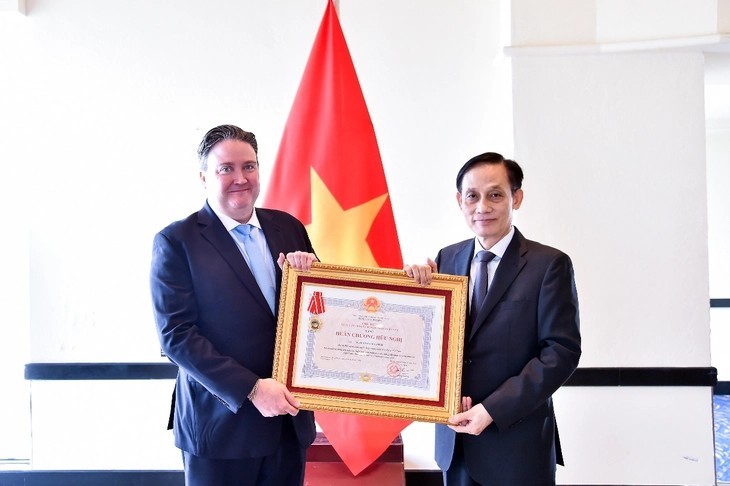 Party Central Committee Secretary and Minister of Foreign Affairs Le Hoai Trung presents the Friendship Order to US Ambassador to Vietnam Marc Evans Knapper. (Photo: The World and Viet Nam Report) Party Central Committee Secretary and Minister of Foreign Affairs Le Hoai Trung presents the Friendship Order to US Ambassador to Vietnam Marc Evans Knapper. (Photo: The World and Viet Nam Report)