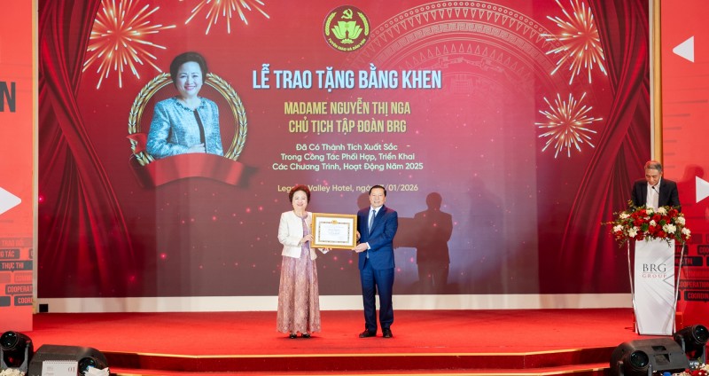 Ông Lại Xuân Môn - Uỷ viên Ban chấp hành Trung ương Đảng, Phó Trưởng ban Thường trực Ban Tuyên giáo và Dân vận Trung ương trao tặng Bằng khen cá nhân cho bà Nguyễn Thị Nga - Chủ tịch Tập đoàn BRG Ông Lại Xuân Môn - Uỷ viên Ban chấp hành Trung ương Đảng, Phó Trưởng ban Thường trực Ban Tuyên giáo và Dân vận Trung ương trao tặng Bằng khen cá nhân cho bà Nguyễn Thị Nga - Chủ tịch Tập đoàn BRG