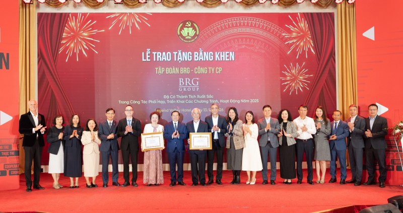 Ông Lại Xuân Môn - Uỷ viên Ban chấp hành Trung ương Đảng, Phó Trưởng ban Thường trực Ban Tuyên giáo và Dân vận Trung ương trao tặng Bằng khen tập thể Tập đoàn BRG cho Ban Lãnh đạo Tập đoàn Ông Lại Xuân Môn - Uỷ viên Ban chấp hành Trung ương Đảng, Phó Trưởng ban Thường trực Ban Tuyên giáo và Dân vận Trung ương trao tặng Bằng khen tập thể Tập đoàn BRG cho Ban Lãnh đạo Tập đoàn