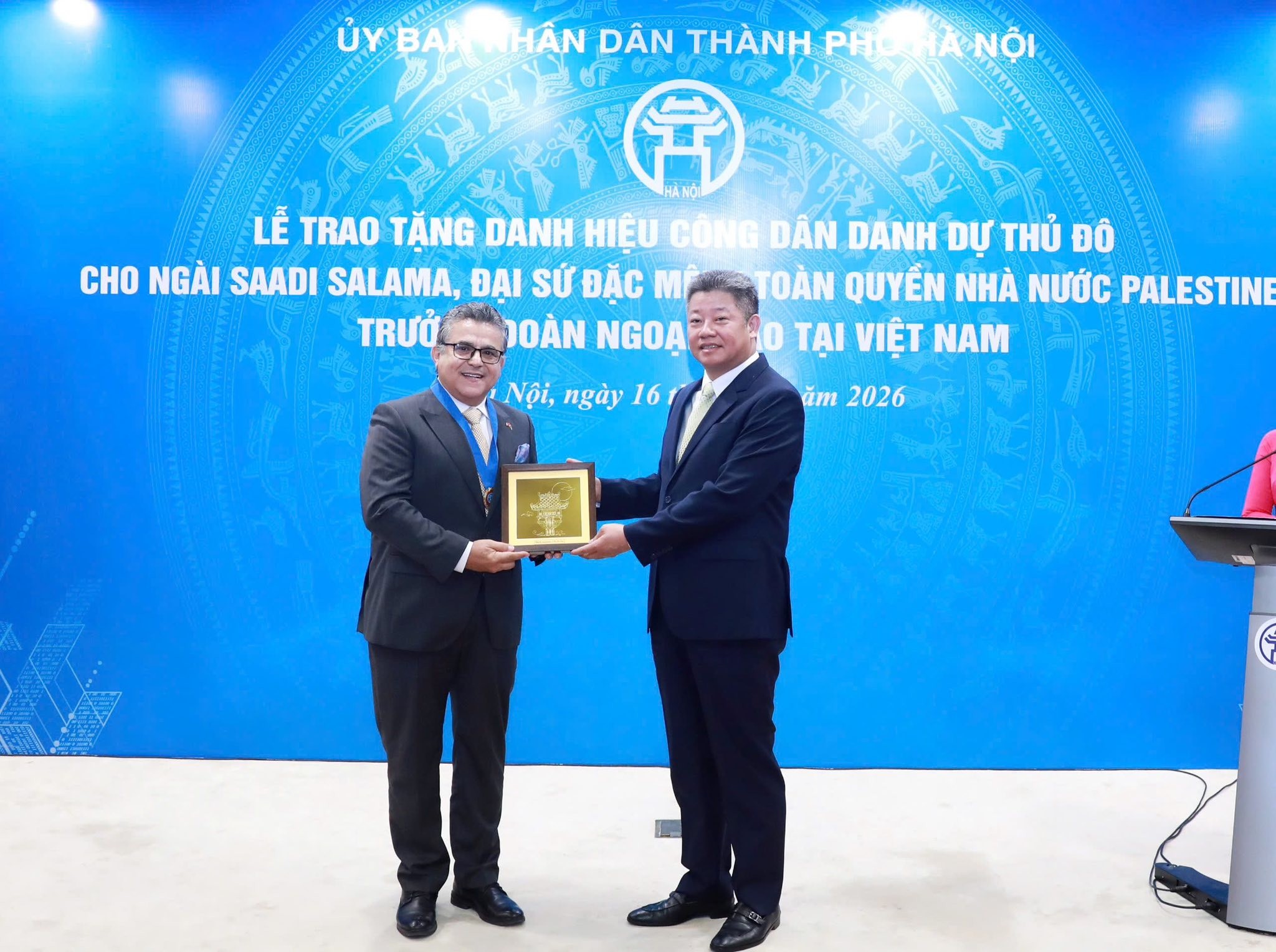 Phó Chủ tịch Ủy ban nhân dân thành phố Hà Nội Nguyễn Mạnh Quyền đã trao tặng danh hiệu Công dân danh dự Thủ đô Hà Nội cho ông Saadi Salama, Đại sứ Palestine tại Việt Nam, Trưởng Đoàn ngoại giao tại Việt Nam. Phó Chủ tịch Ủy ban nhân dân thành phố Hà Nội Nguyễn Mạnh Quyền đã trao tặng danh hiệu Công dân danh dự Thủ đô Hà Nội cho ông Saadi Salama, Đại sứ Palestine tại Việt Nam, Trưởng Đoàn ngoại giao tại Việt Nam.