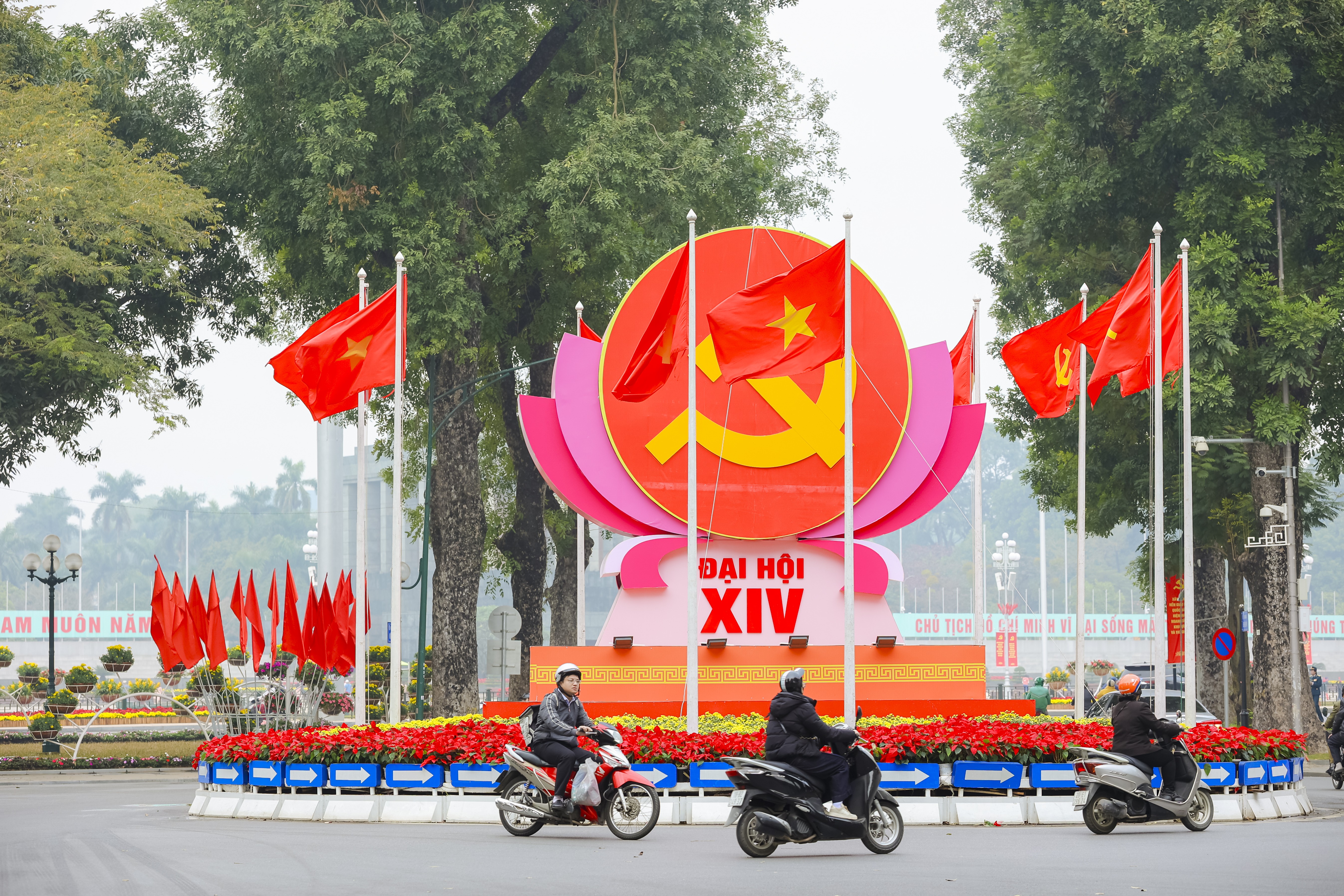 Biểu tượng búa liềm, cờ Đảng, cờ Tổ quốc chào mừng Đại hội đại biểu toàn quốc lần thứ XIV của Đảng được trang trí gần Lăng Chủ tịch Hồ Chí Minh. (Ảnh: Đinh Hòa)