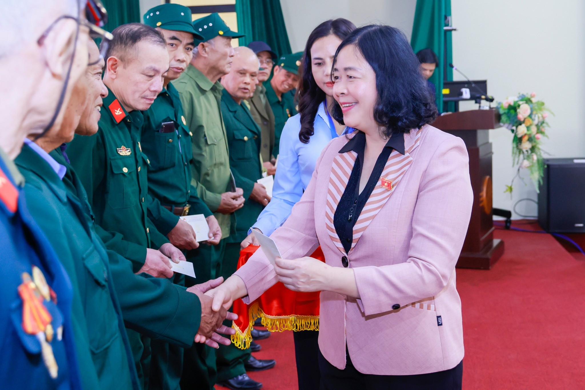 Bà Bùi Thị Minh Hoài, Ủy viên Bộ Chính trị, Bí thư Trung ương Đảng, Bí thư Đảng ủy MTTQ, các đoàn thể Trung ương, Chủ tịch Ủy ban Trung ương MTTQ Việt Nam tặng quà cho các cựu chiến binh tại cuộc tiếp xúc cử tri ngày 19/12/2025 
