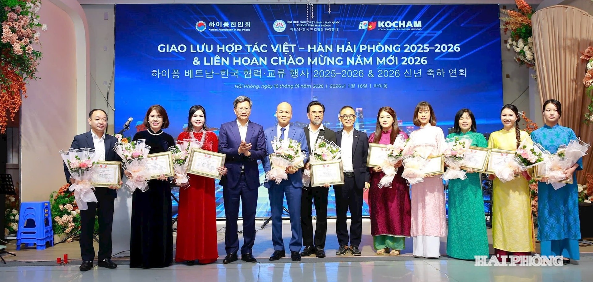 Đồng chí Lê Anh Quân, Phó chủ tịch Thường trực UBND thành phố, Chủ tịch Hội Hữu nghị Việt Nam – Hàn Quốc thành phố Hải Phòng khen thưởng các cá nhân. Đồng chí Lê Anh Quân, Phó chủ tịch Thường trực UBND thành phố, Chủ tịch Hội Hữu nghị Việt Nam – Hàn Quốc thành phố Hải Phòng khen thưởng các cá nhân.