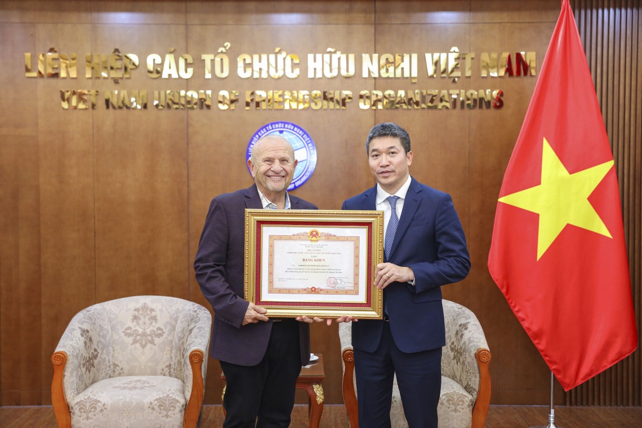 President of the Vietnam Union of Friendship Organizations (right), presents the Prime Minister’s Certificate of Merit to Mr. Robert Valentino Kalatschan, Founder and President of Giving It Back to Kids, on January 9, 2025, in Hanoi. (Photo: Dinh Hoa) President of the Vietnam Union of Friendship Organizations (right), presents the Prime Minister’s Certificate of Merit to Mr. Robert Valentino Kalatschan, Founder and President of Giving It Back to Kids, on January 9, 2025, in Hanoi. (Photo: Dinh Hoa)
