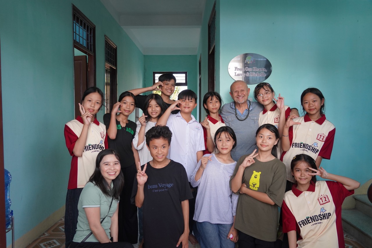 Robert Kalatschan (third from the right, back row) with children supported by GIBTK. (Photo: GIBTK) Robert Kalatschan (third from the right, back row) with children supported by GIBTK. (Photo: GIBTK)