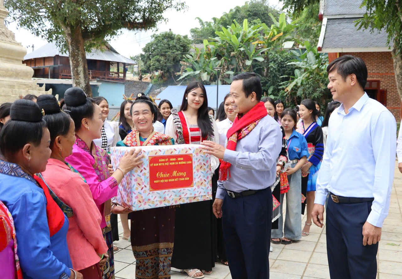 Bí thư Tỉnh ủy Trần Tiến Dũng tặng quà người dân bản Mường Luân (xã Mường Luân). Bí thư Tỉnh ủy Trần Tiến Dũng tặng quà người dân bản Mường Luân (xã Mường Luân).
