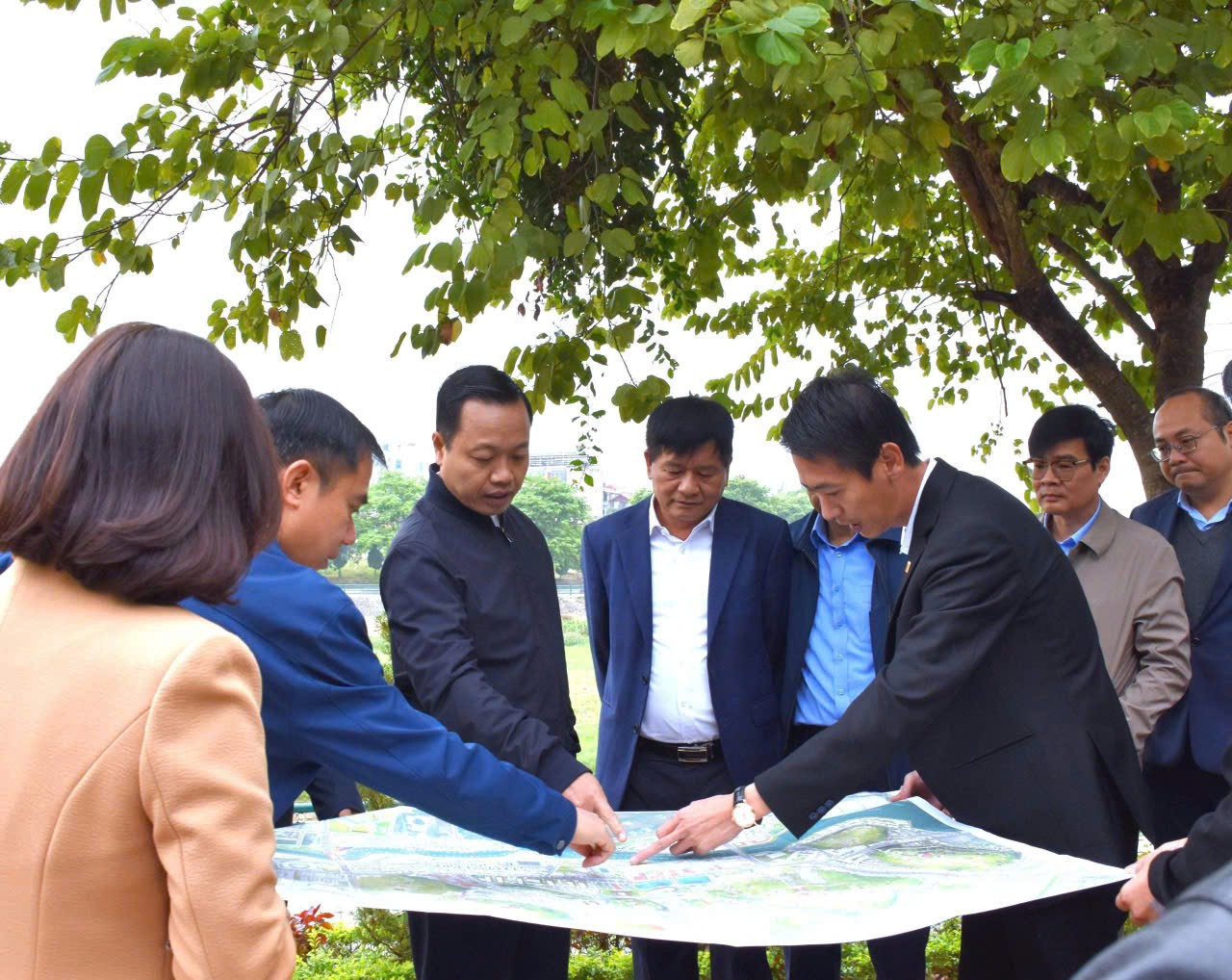 Bí thư Tỉnh ủy Trần Tiến Dũng và các đồng chí lãnh đạo tỉnh khảo sát tuyến phố đi bộ, khu ẩm thực và kinh tế chợ đêm Mường Thanh trên bản đồ. Bí thư Tỉnh ủy Trần Tiến Dũng và các đồng chí lãnh đạo tỉnh khảo sát tuyến phố đi bộ, khu ẩm thực và kinh tế chợ đêm Mường Thanh trên bản đồ.