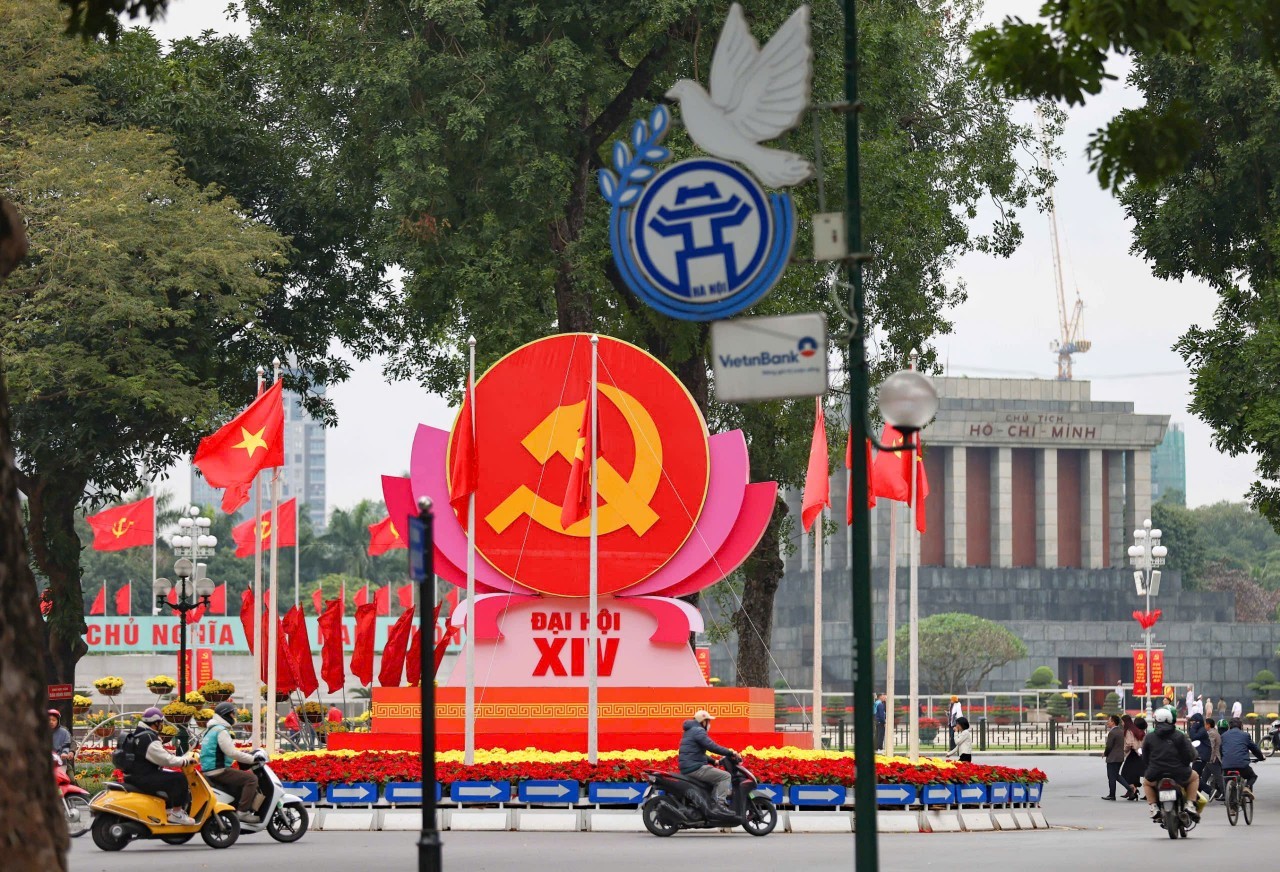 Phố phường Hà Nội rực rỡ với cờ, hoa, pano, áp phích chào mừng Đại hội lần thứ XIV của Đảng. (Ảnh: hanoi.gov.vn) Phố phường Hà Nội rực rỡ với cờ, hoa, pano, áp phích chào mừng Đại hội lần thứ XIV của Đảng. (Ảnh: hanoi.gov.vn)