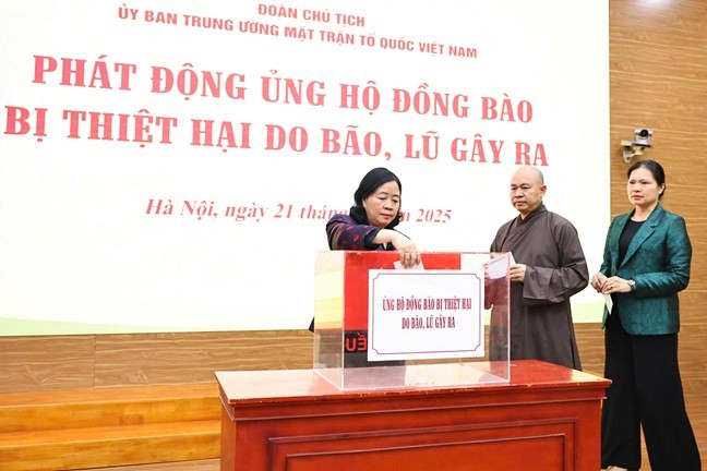 Ủy viên Bộ Chính trị, Bí thư Trung ương Đảng, Chủ tịch UBTƯ MTTQ Việt Nam Bùi Thị Minh Hoài ủng hộ đồng bào bị thiệt hại do bão, lũ gây ra. Ủy viên Bộ Chính trị, Bí thư Trung ương Đảng, Chủ tịch UBTƯ MTTQ Việt Nam Bùi Thị Minh Hoài ủng hộ đồng bào bị thiệt hại do bão, lũ gây ra.