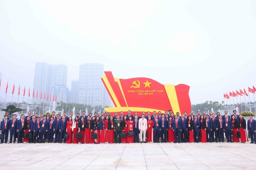 "Đại hội XIV sẽ bầu ra những người có đủ đức, đủ tài để lãnh đạo đất nước" "Đại hội XIV sẽ bầu ra những người có đủ đức, đủ tài để lãnh đạo đất nước"