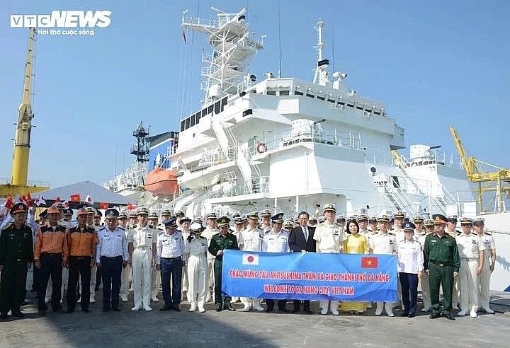 The officers and sailors of the Akitsushima are on a five-day visit to Vietnam. (Photo: vtcnews.vn) The officers and sailors of the Akitsushima are on a five-day visit to Vietnam. (Photo: vtcnews.vn)