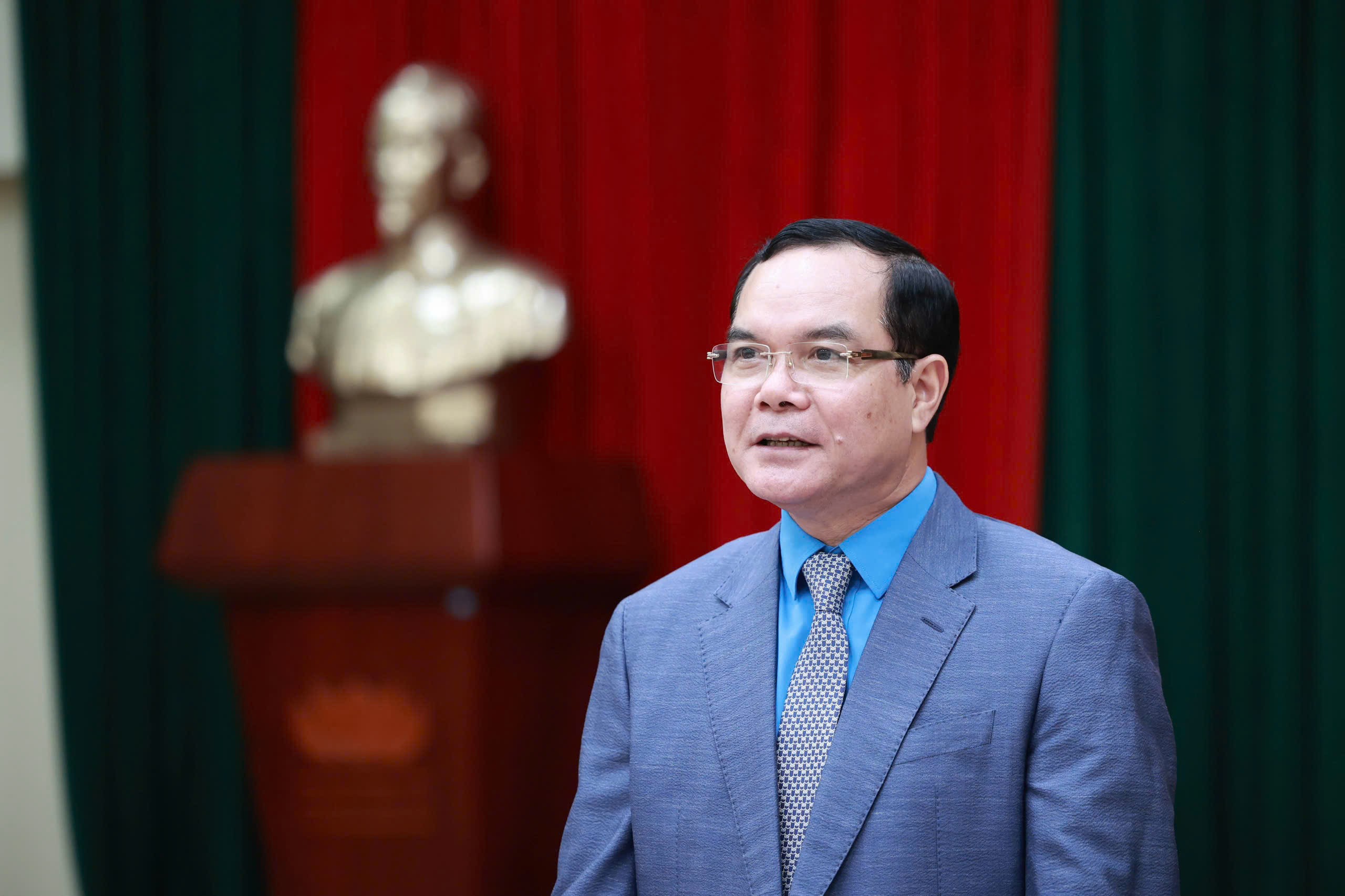 Đồng chí Nguyễn Đình Khang - Ủy viên Ban Chấp hành Trung ương Đảng, Phó Chủ tịch Ủy ban Trung ương MTTQ Việt Nam, Bí thư Đảng ủy, Chủ tịch Tổng Liên đoàn Lao động Việt Nam. (Ảnh: KT) Đồng chí Nguyễn Đình Khang - Ủy viên Ban Chấp hành Trung ương Đảng, Phó Chủ tịch Ủy ban Trung ương MTTQ Việt Nam, Bí thư Đảng ủy, Chủ tịch Tổng Liên đoàn Lao động Việt Nam. (Ảnh: KT)
