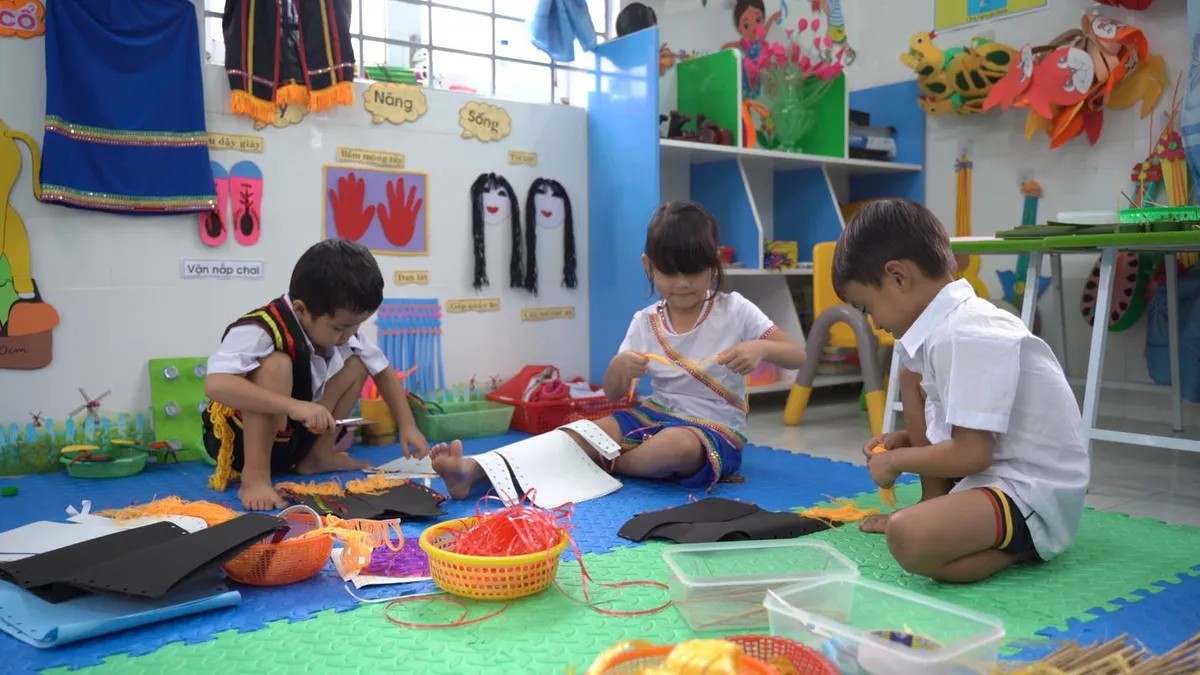 Preschool children take ownership of classroom activities while participating in the TALK Project implemented by VVOB. Preschool children take ownership of classroom activities while participating in the TALK Project implemented by VVOB.
