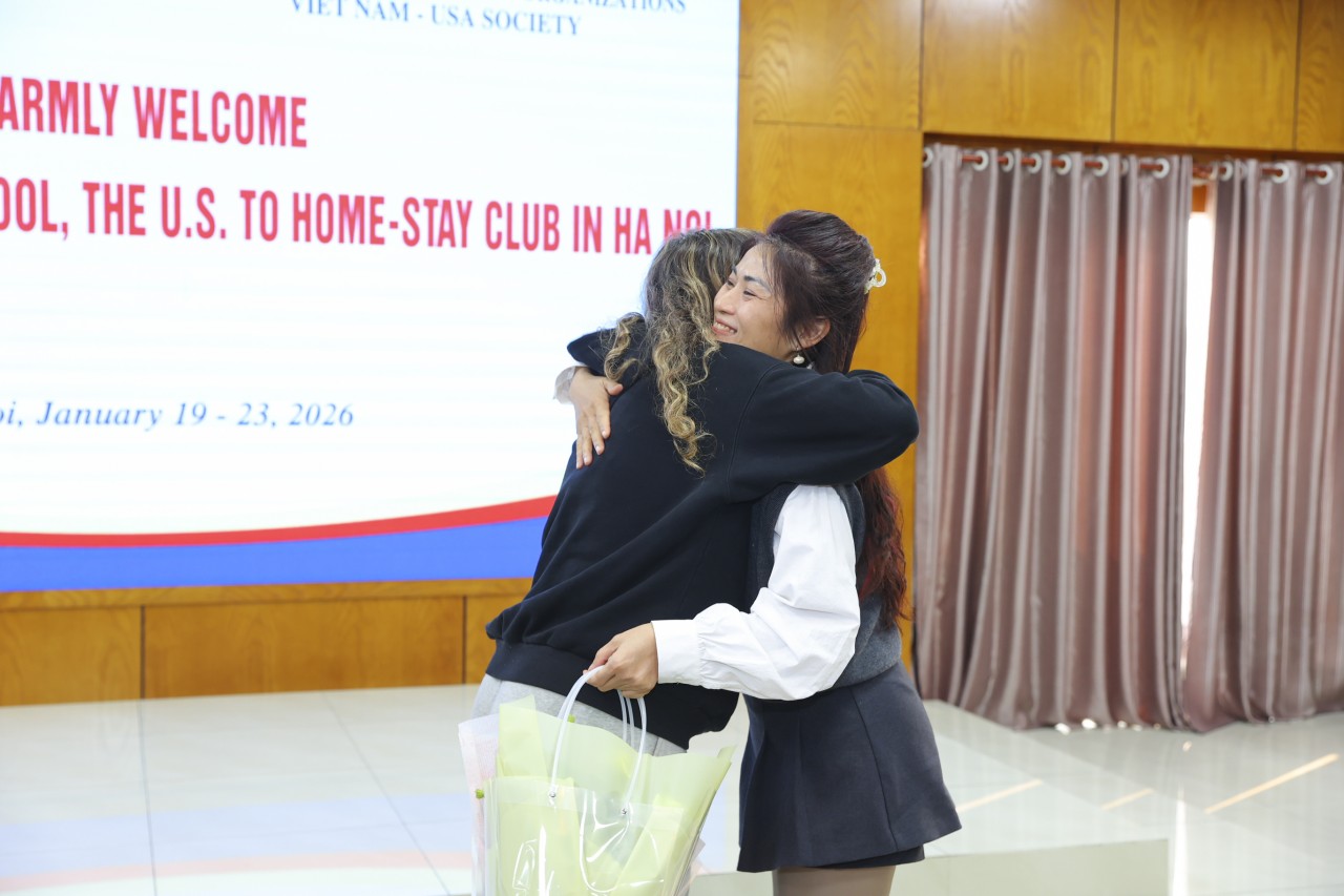 In a friendly and cordial setting, representatives of Hanoi-based families met and received the American students into their homes. (Photo: Đinh Hòa) In a friendly and cordial setting, representatives of Hanoi-based families met and received the American students into their homes. (Photo: Đinh Hòa)