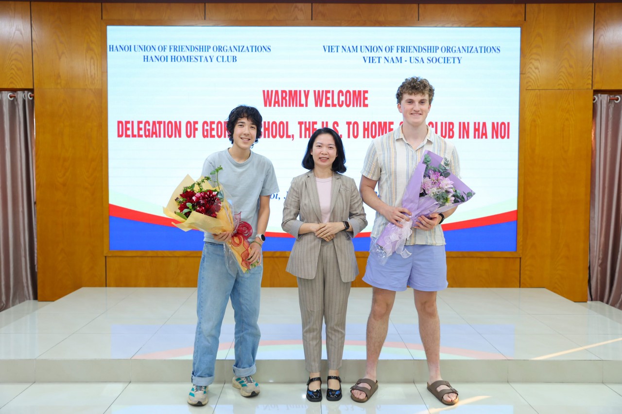 Ms. Nguyễn Thị Thúy (center) said that her decision to join the program came from her hospitality and her wish to help international friends better understand Vietnamese life and culture. (Photo: Đinh Hòa) Ms. Nguyễn Thị Thúy (center) said that her decision to join the program came from her hospitality and her wish to help international friends better understand Vietnamese life and culture. (Photo: Đinh Hòa)